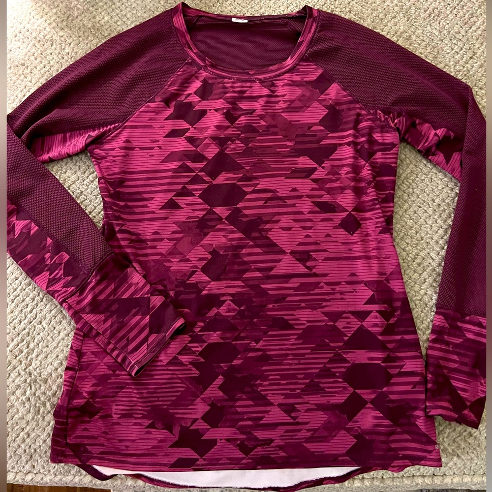 Reebok, long sleeve, dry fit, excellent condition, tag is cut out but medium.